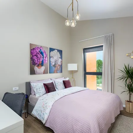 New Stylish Casa Melisa With 2 Gardens And Bbq Facilities! Holiday home